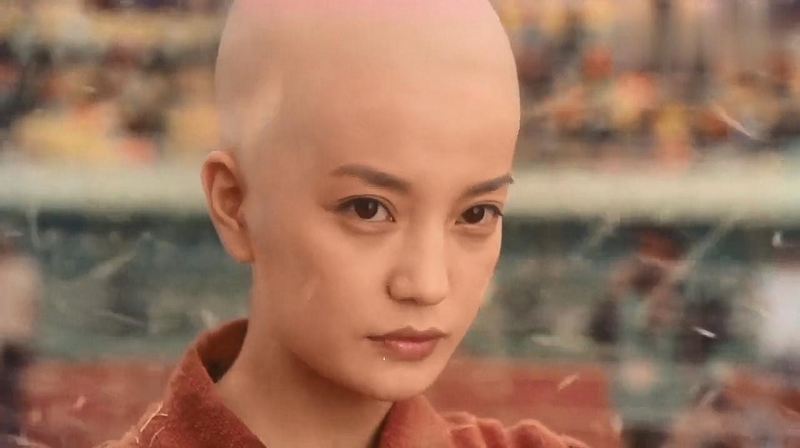 赵薇曾在电影《少林足球》戴头套扮光头演出。(《少林足球》剧照)