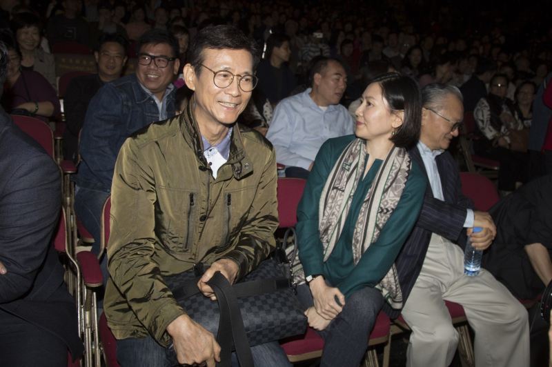 据传闻,秋官与肥姐在生下女儿后就分手离婚,是因为官晶华插足其中,令肥姐与秋官的婚姻关系崩塌破灭。而秋官在最后与官晶华结婚,现育有两个女儿!