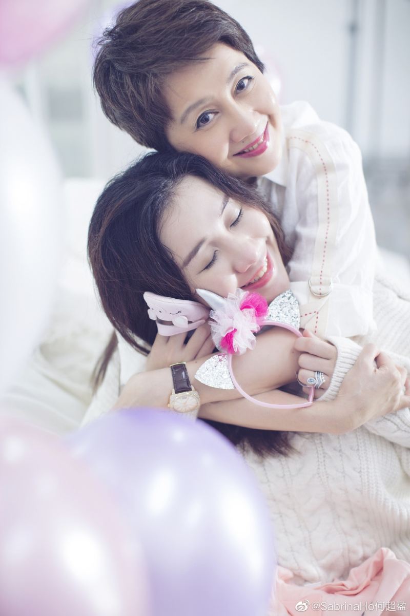 温馨。(微博@SabrinaHo何超盈)