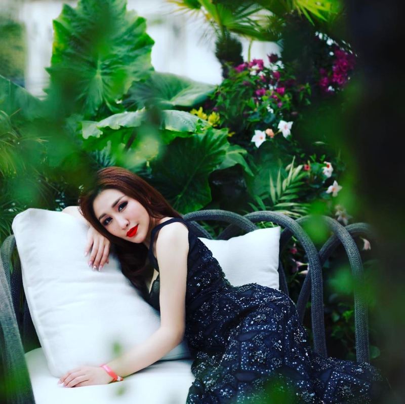 何超盈保守估计已经有10亿身家。(IG@xsabrinahox)