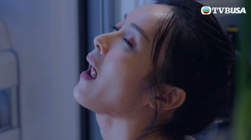 李佳芯(Ali)不但大露背,更眯眼又伸脷!
