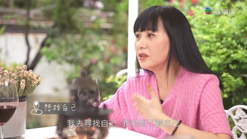 江欣燕向黎芷珊剖白离婚的决定,是因为她想重新认识自己。(《单对单》截图)