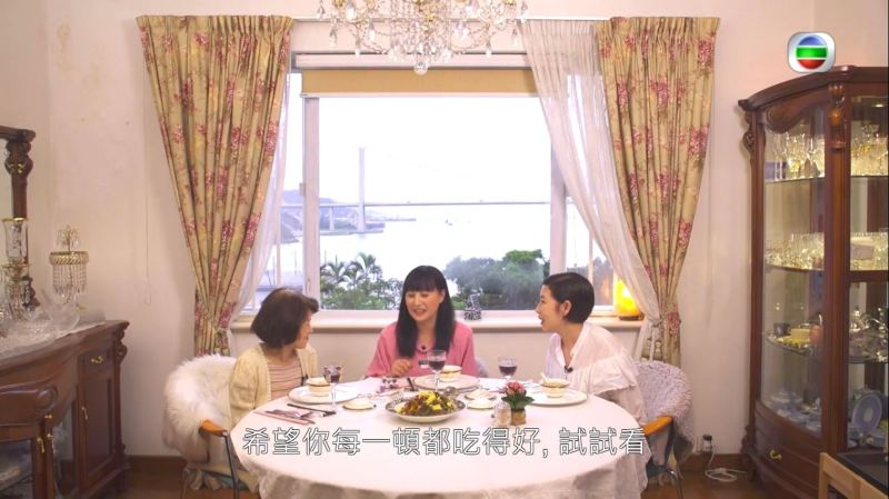 江欣燕家中的客厅面向海景。(《单对单》截图)