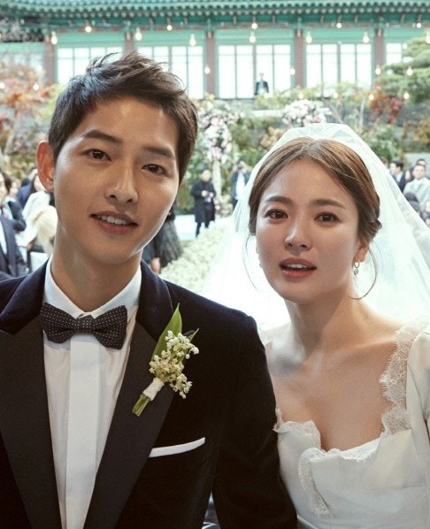 宋仲基与宋慧乔的婚姻仅1年8个月就宣布离婚。