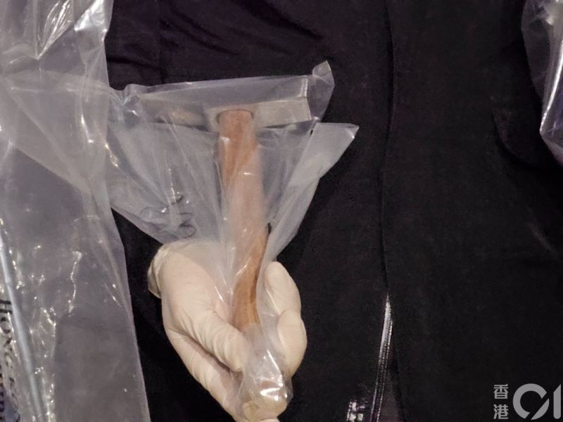 警员陈伟雄反驳称,鎚上虽无血,但不代表不涉罪行。