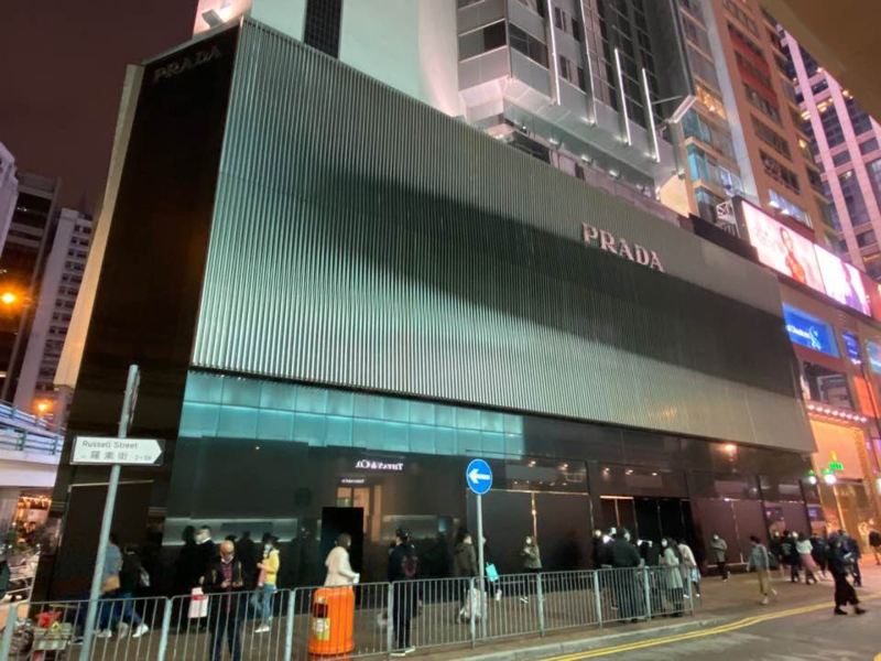 PRADA曾租用铜锣湾2000年广场地下至3楼作旗舰店。