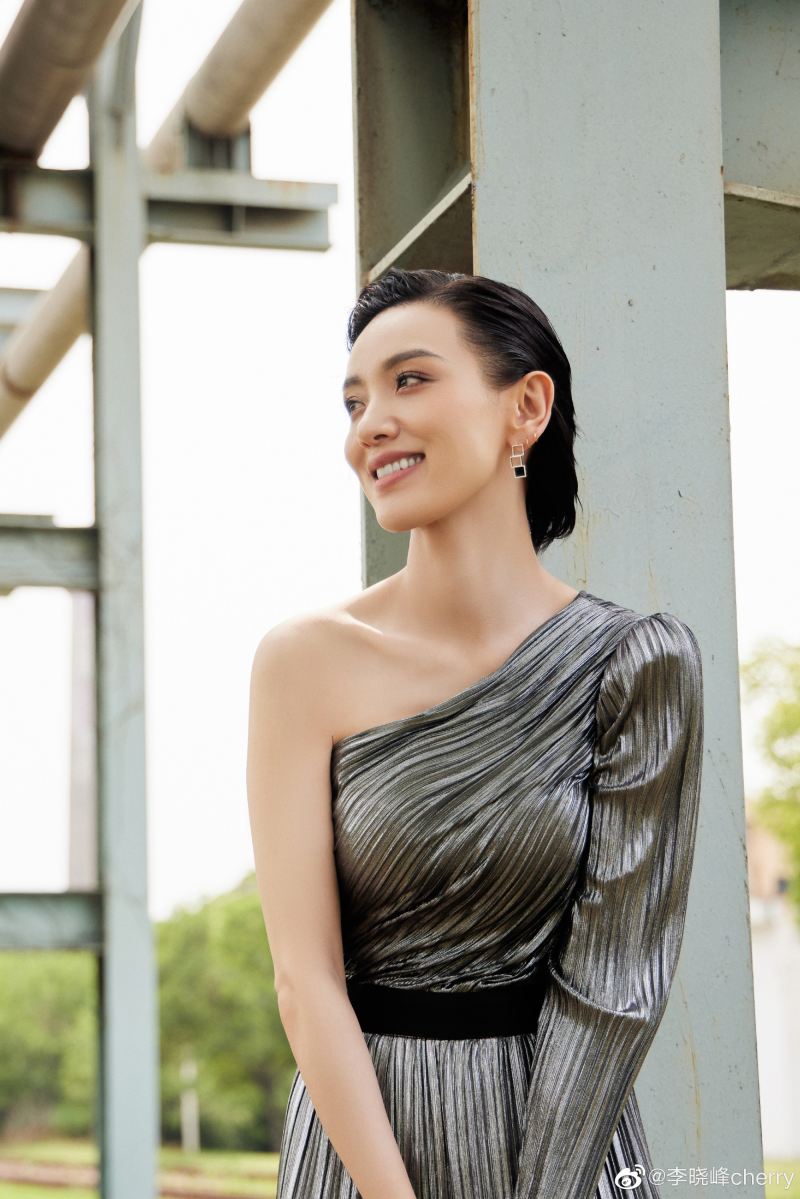 刘恺威与黎纪君深夜同返香闺,相差20岁恋情曝光细节 刘恺威与黎纪君深夜同返香闺,相差20岁恋情曝光细节