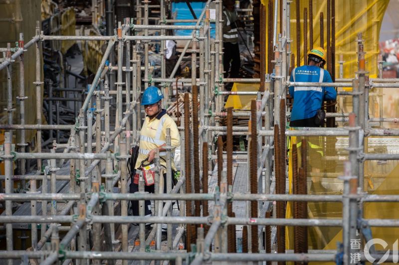 2026年建筑业薪资调整:15类工种薪酬冻结,仅云石工涨6.67%,工会力推月薪制试点 2026年建筑业薪资调整:15类工种薪酬冻结,仅云石工涨6.67%,工会力推月薪制试点