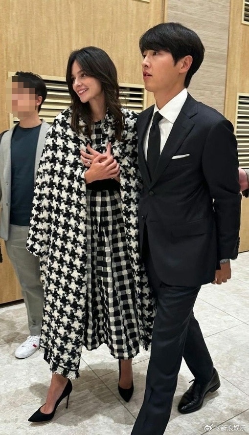 离婚后,宋仲基2023年与英国籍女友Katy Louise Saunders再婚,如今育有一子一女。
