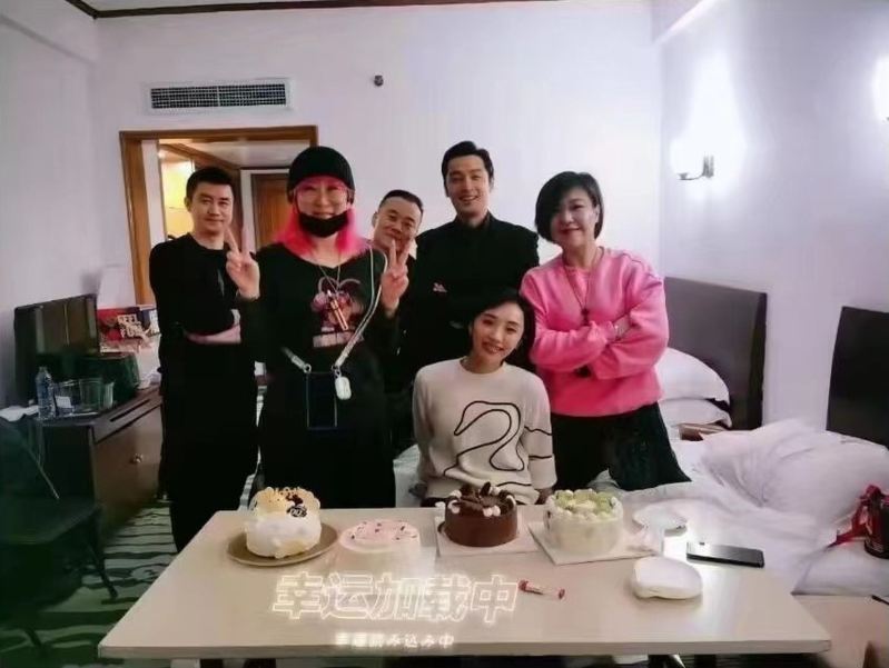 胡歌(后排右二)今年初宣布结婚诞子,一下子荣升人夫人父,妻子则为圈外人黄曦宁(前排右二)。