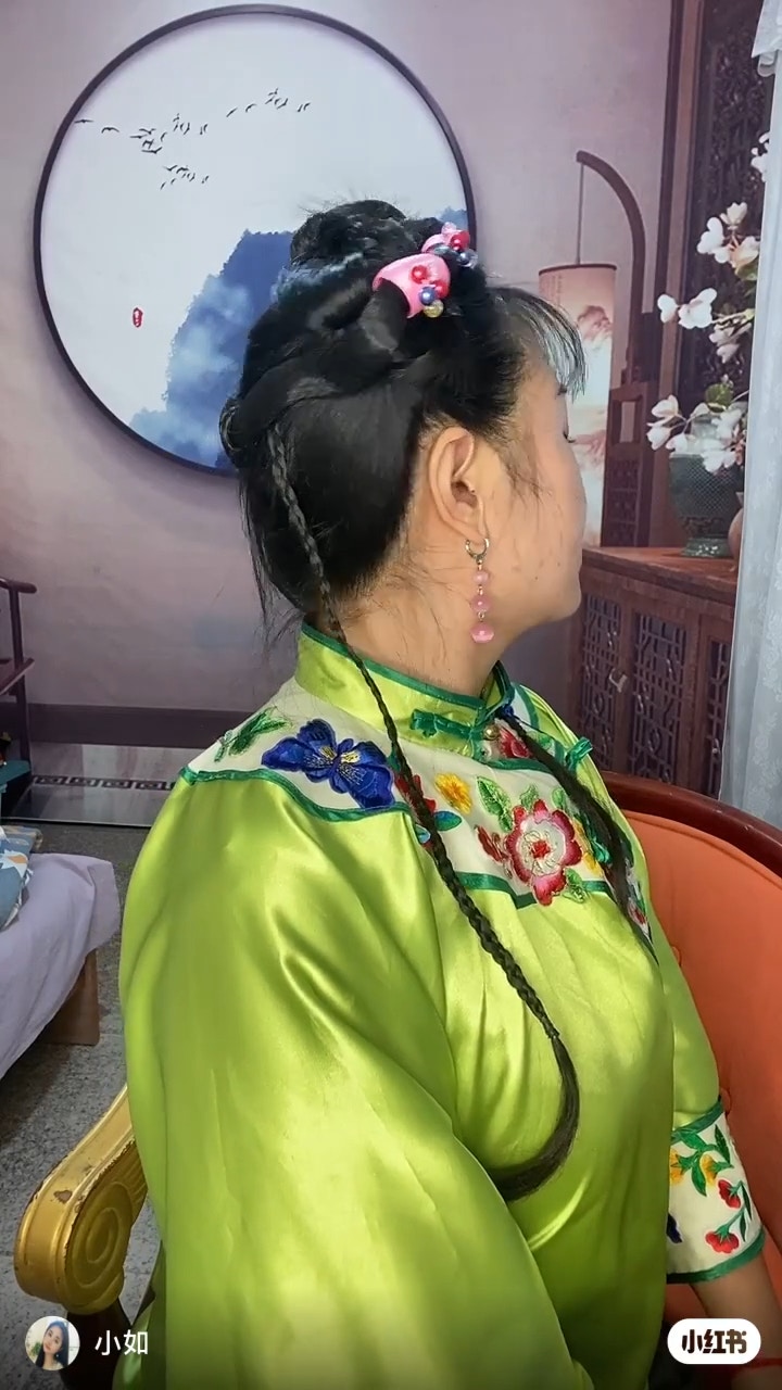 内地有个网友觉得自己和林心如长得很像,特别是穿上古装之后就更和林心如在《还珠格格》的紫薇一样。