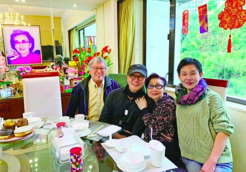 刘松仁与李影去探望白雪仙。