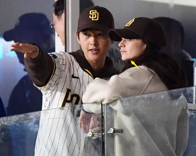 宋仲基2019年与宋慧乔离婚,2023年与英国籍演员Katy Louise Saunders再婚,婚后育有一对子女。
