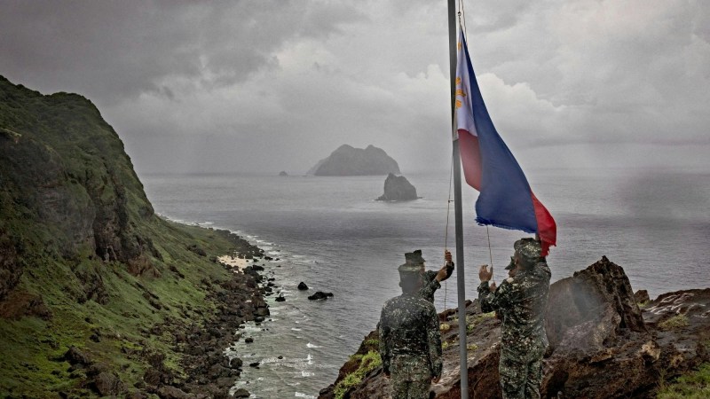 2023年6月29日,在菲律宾巴坦群岛(Batanes Islands,又译巴丹群岛),菲律宾武装部队参谋长出访期间,菲律宾士兵在雅米岛(Mavulis)参加升旗仪式。巴坦群岛位于菲律宾最北部,距离台湾不足200公里。