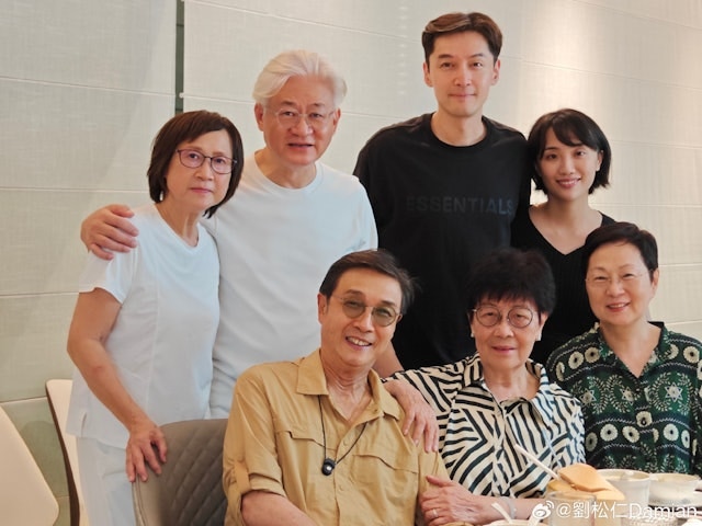 胡歌(后排右二)同老婆黄䂀宁(后排右一)合照。