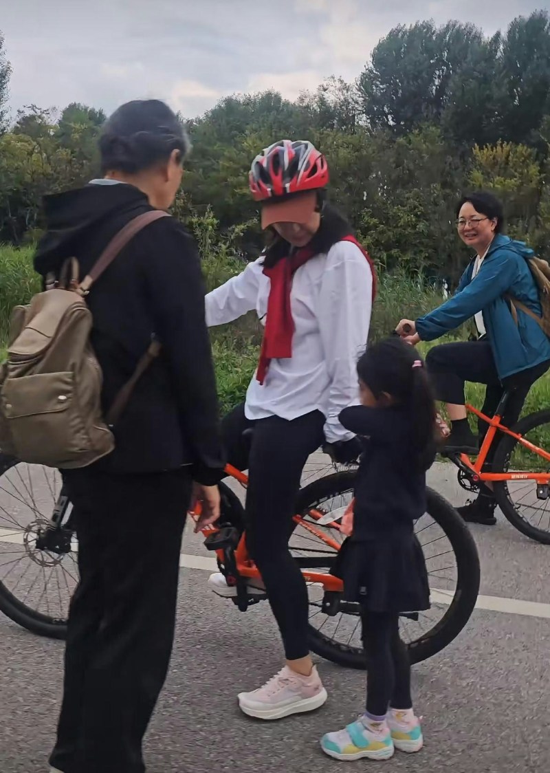 郭晶晶同女儿踩单车。