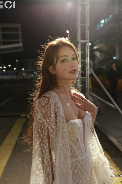 TVB小花鍾晴曬抱狗照引熱議：昔日恐狗爭議今被網民瘋狂截圖-硕谷新闻聚合