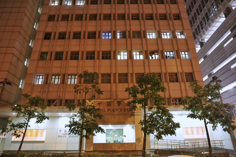 中环私家车失控撞灯柱,26岁男司机醉驾被捕 中环私家车失控撞灯柱,26岁男司机醉驾被捕
