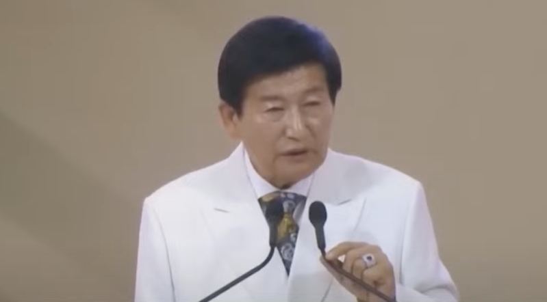 图为韩国文化广播公司(MBC)在2025年1月9日播出画面,图为前摄理教主郑明析。(截图自YouTube@MBCNEWS11)