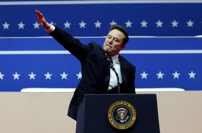2025年1月20日,特朗普(Donald Trump)开展第二任美国总统任期当日,马斯克(Elon Musk)在华盛顿 Capital One体育场的讲台上做出疑似纳粹礼的手势。