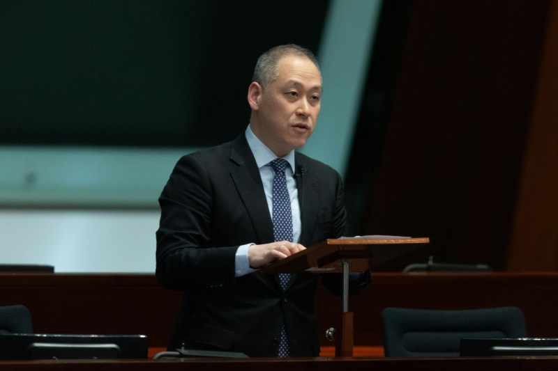 3月19日,立法会开大会,出席的包括金融服务界李惟宏。