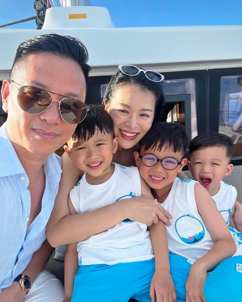 胡杏儿与李乘德婚后诞下三子李奕霆(Brendan)、李奕霖(Ryan)及李奕宏(Liam)。(IG:@myoliemyolie)