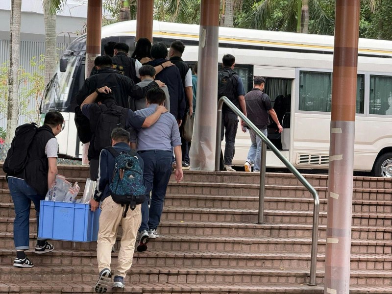 警方拘捕10人,同时带走证物。