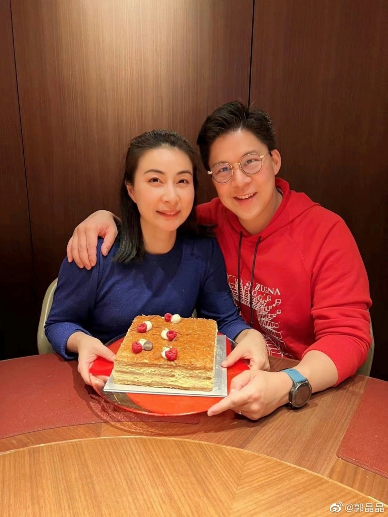 郭晶晶母亲现身金钟平价服饰店选购 白发素装尽显低调本色 郭晶晶母亲现身金钟平价服饰店选购 白发素装尽显低调本色