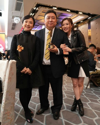 王晶爱女王海榛巴厘岛晒比基尼引父母“监视”：为何穿这么少？-硕谷新闻聚合