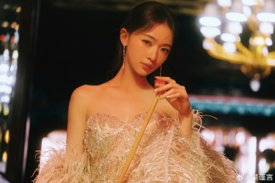 吴谨言街头拥抱老公洪尧，宽松穿搭显小腹引二胎猜测-硕谷新闻聚合