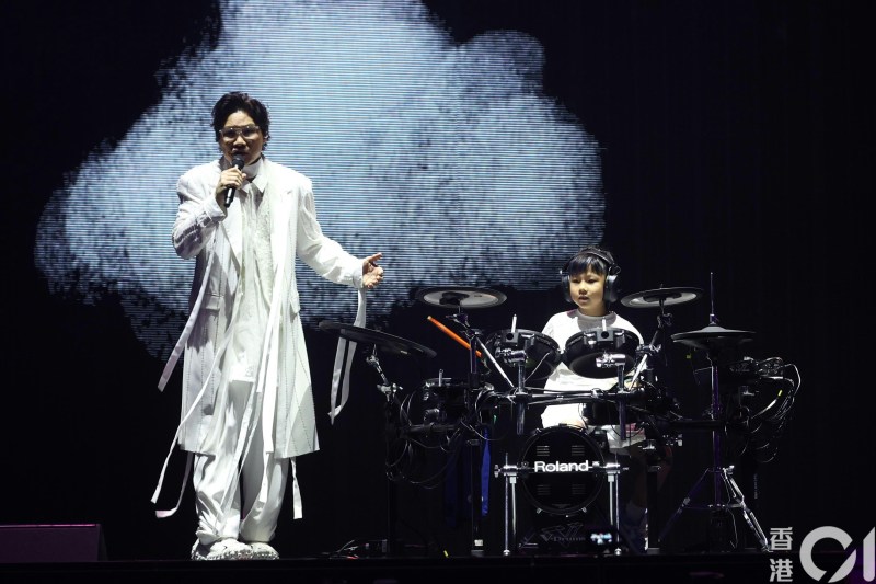 【延伸阅读：苏永康专访｜谈9岁儿Jazz未来音乐路　认同梁朝伟「能接受变老」】苏永康与囝囝Jazz同台演出，谈及儿子未来音乐道路。