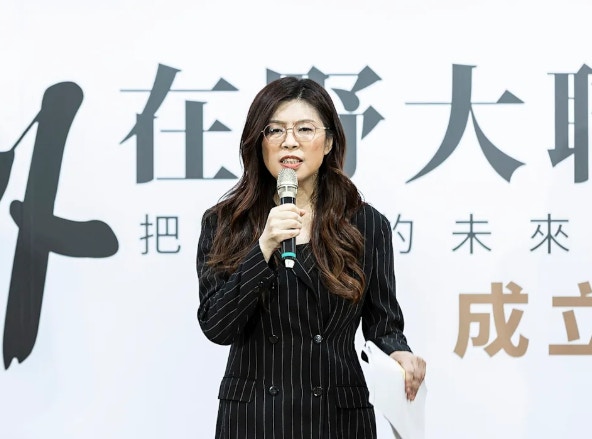前國民黨主席洪秀柱出席九三閲兵,鄭麗文說洪秀柱「是因為和平而去參加」;還說中共辦閲兵「不是要挑起區域的軍事衝突;也不是為了侵略其他國家」,喊話民進黨不要無端製造兩岸仇恨、對立與撕裂。(facebook@黨外在野大聯盟)