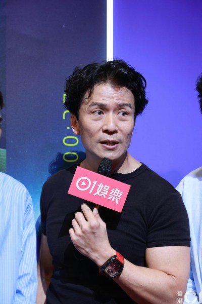 唐文龍番禺練歌被拍：Deep V造型引熱議，56歲男神形象再掀爭論-硕谷新闻聚合