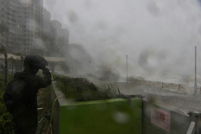 9月24日上午10号风球生效时,向来当风的杏花邨早上横风横雨。