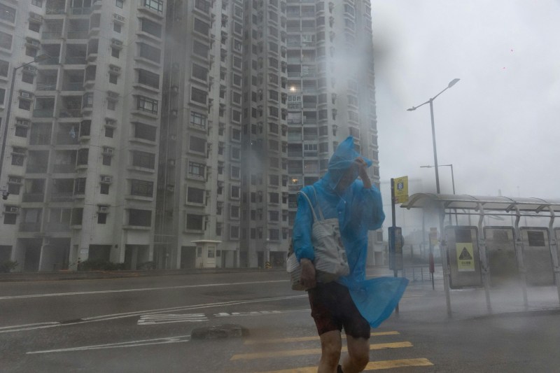9月24日上午10号风球生效时,向来当风的杏花邨早上横风横雨,要站好也不容易,路人要与风力博斗。