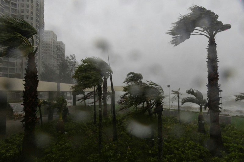 9月24日上午10号风球生效时,向来当风的杏花邨早上横风横雨。