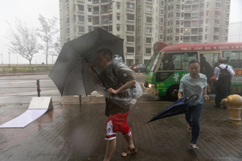 9月24日上午10号风球生效时,向来当风的杏花邨早上横风横雨,要站好也不容易,,路人要与风力博斗。