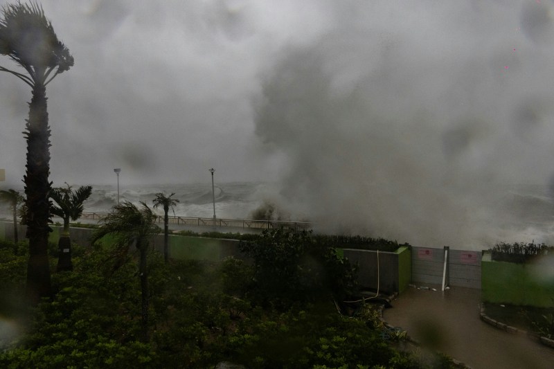 9月24日上午10号风球生效时,向来当风的杏花邨早上横风横雨。