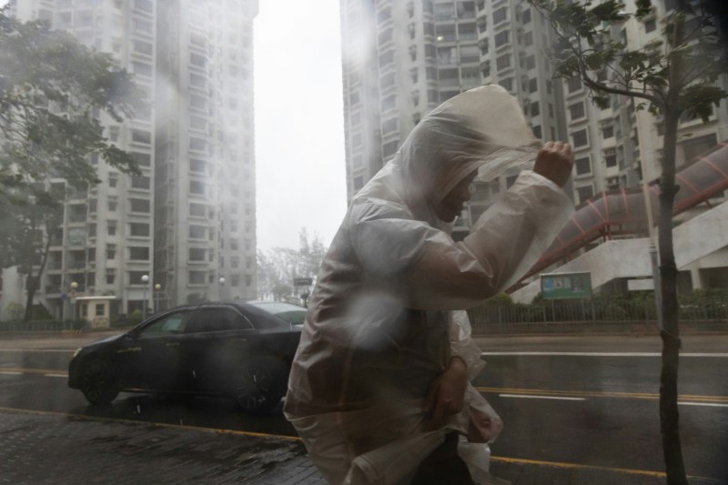 9月24日上午10号风球生效时,向来当风的杏花邨早上横风横雨,要站好也不容易,路人要与风力博斗。