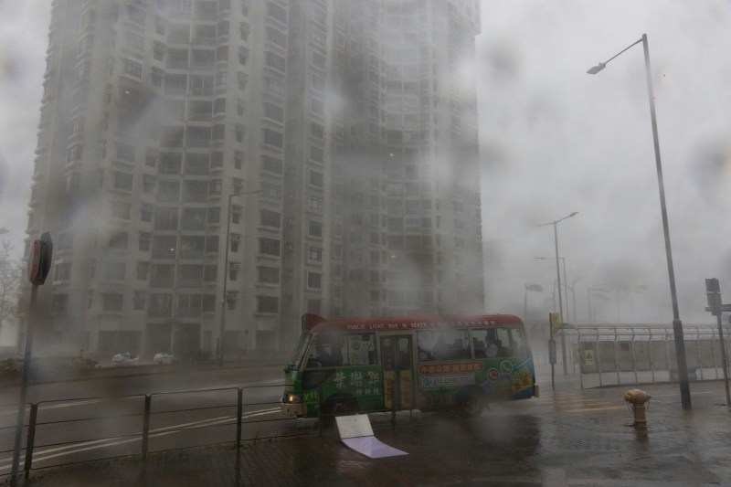 9月24日上午10号风球生效时,向来当风的杏花邨早上横风横雨。