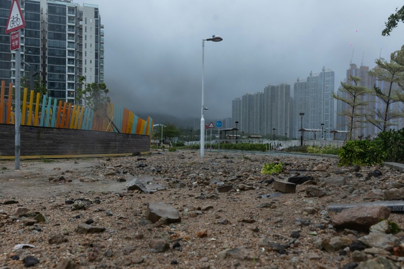 超强台风桦加沙9月24日袭港,将军澳海滨被风暴潮引起的海浪「海啸式」冲击,地面、设施及树木受到严重破坏。