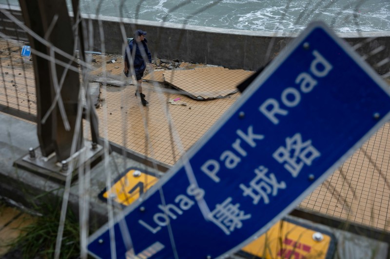 超强台风桦加沙9月24日袭港,将军澳海滨被风暴潮引起的海浪「海啸式」冲击,地面、设施及树木受到严重破坏。