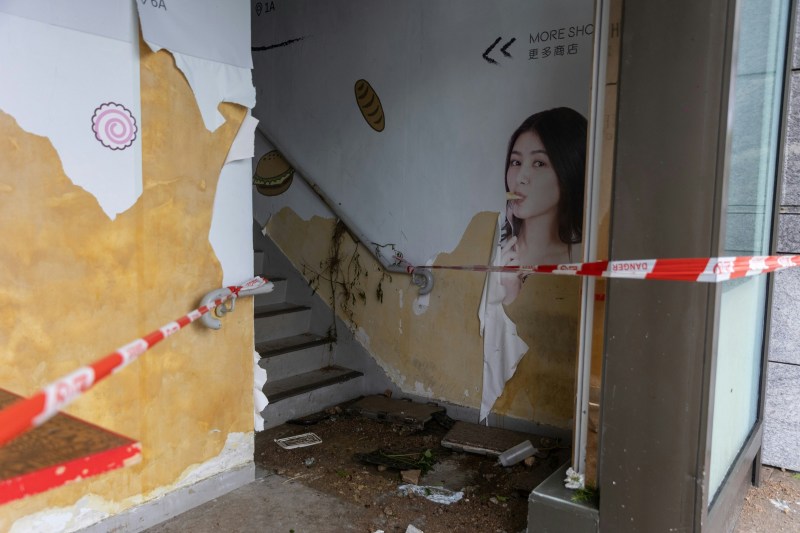 超强台风桦加沙9月24日袭港,将军澳海滨被风暴潮引起的海浪「海啸式」冲击,有邻近海旁的食肆被海浪严重破坏。