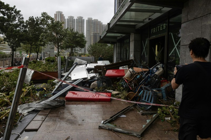 超强台风桦加沙9月24日袭港,将军澳海滨被风暴潮引起的海浪「海啸式」冲击,地面、设施及树木受到严重破坏。