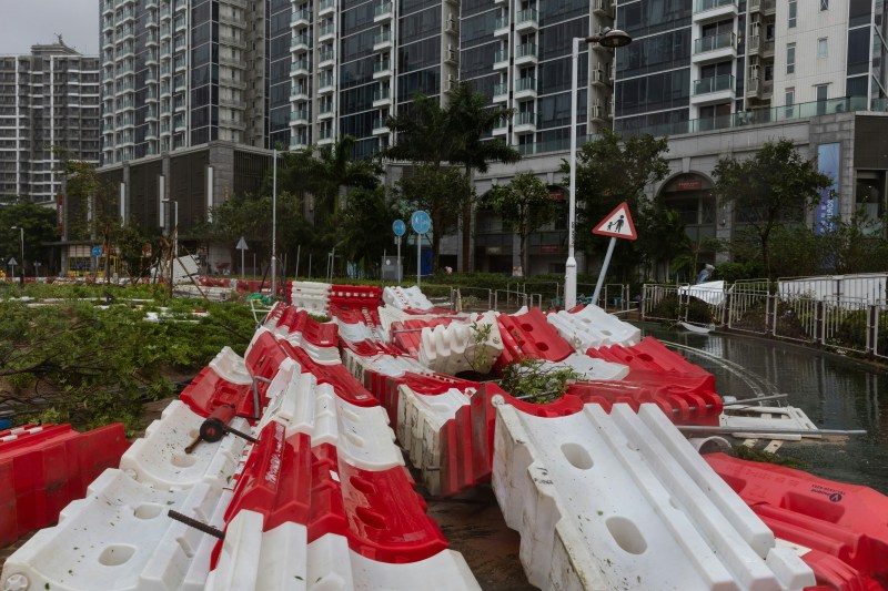 超强台风桦加沙9月24日袭港,将军澳海滨被风暴潮引起的海浪「海啸式」冲击,有邻近海旁的食肆被海浪严重破坏。
