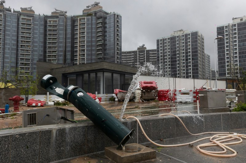 超强台风桦加沙9月24日袭港,将军澳海滨被风暴潮引起的海浪「海啸式」冲击,地面、设施及树木受到严重破坏。