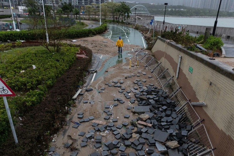 超强台风桦加沙9月24日袭港,将军澳海滨被风暴潮引起的海浪「海啸式」冲击,地面、设施及树木受到严重破坏。