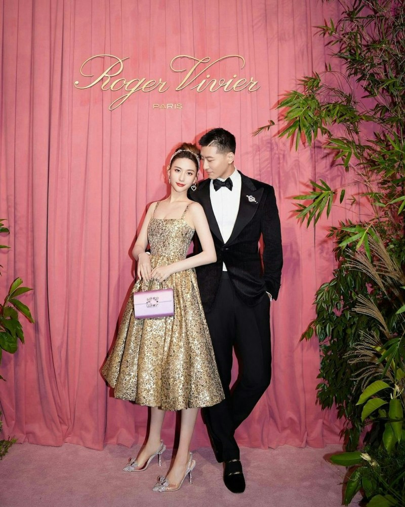 何超莲于2023年与内地男星窦骁高调举行世纪婚礼,正式升呢做人妻。(IG@laurinda_ho)