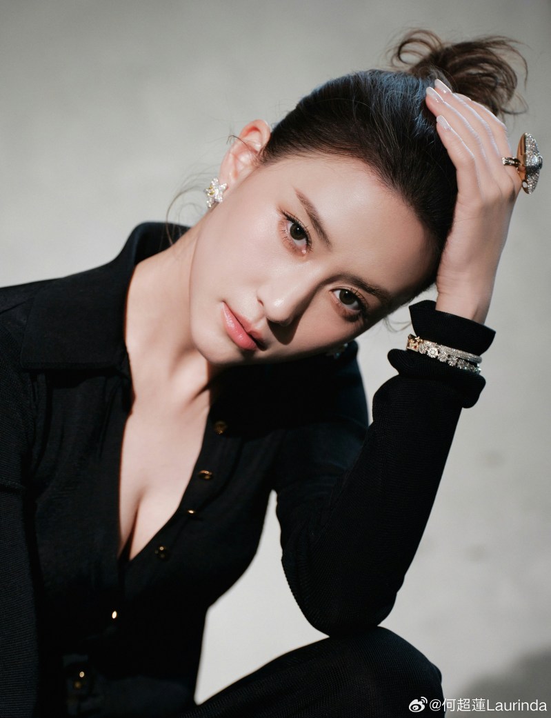 何超莲婚后增添女人味。