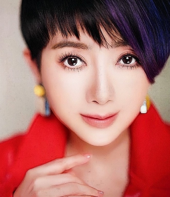 更多周思洁IG上的照片(IG@jessiechou_sijie)